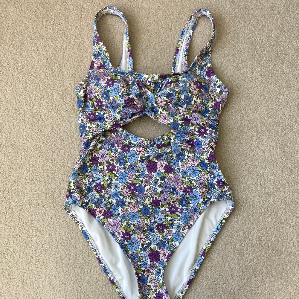 Beach Betty full coverage swim suit. Size S